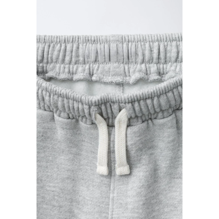 БРЮКИ BARREL ИЗ МЯГКОЙ ТКАНИ С НАШИВКОЙ