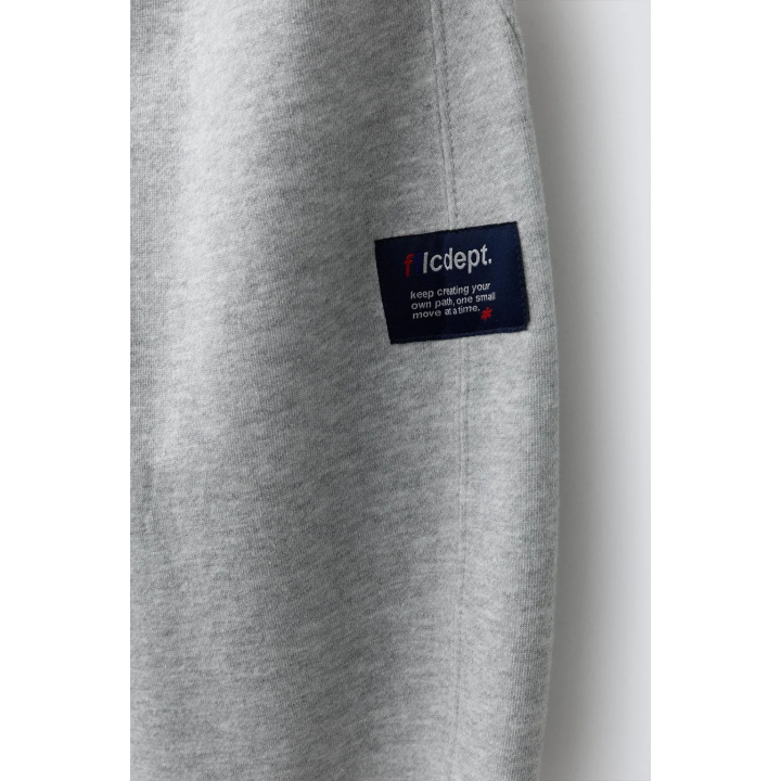 БРЮКИ BARREL ИЗ МЯГКОЙ ТКАНИ С НАШИВКОЙ