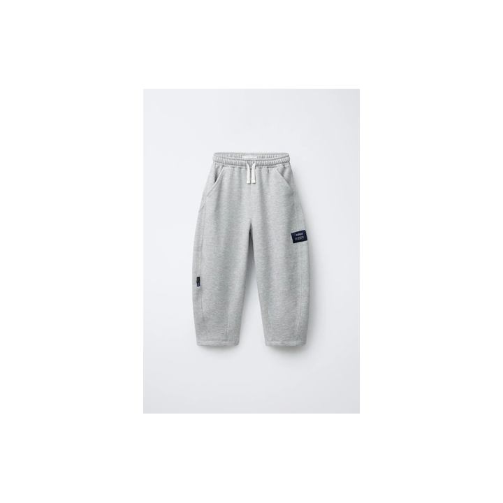 БРЮКИ BARREL ИЗ МЯГКОЙ ТКАНИ С НАШИВКОЙ