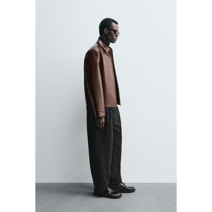 КУРТКА ИЗ ИСКУССТВЕННОЙ КОЖИ С ТИСНЕНИЕМ