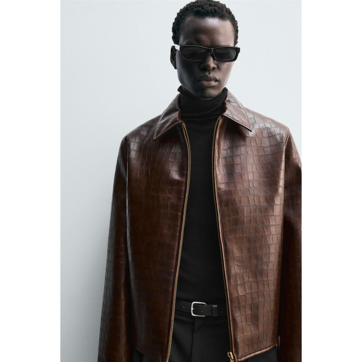 КУРТКА ИЗ ИСКУССТВЕННОЙ КОЖИ С ТИСНЕНИЕМ