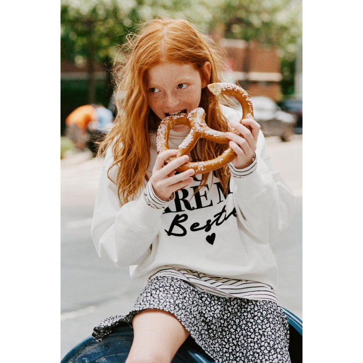 ТОЛСТОВКА С РЕЛЬЕФНОЙ НАДПИСЬЮ