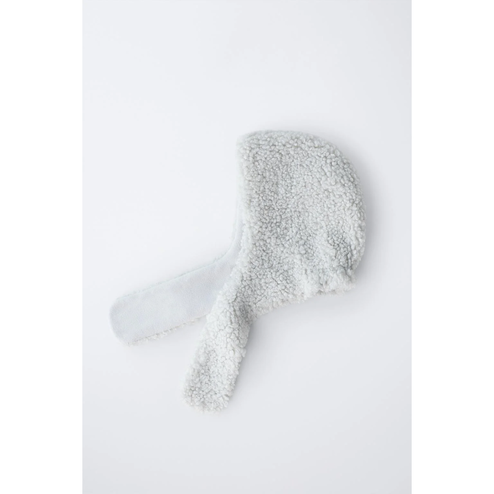 Шапка из искусственного меха с деталью на шее