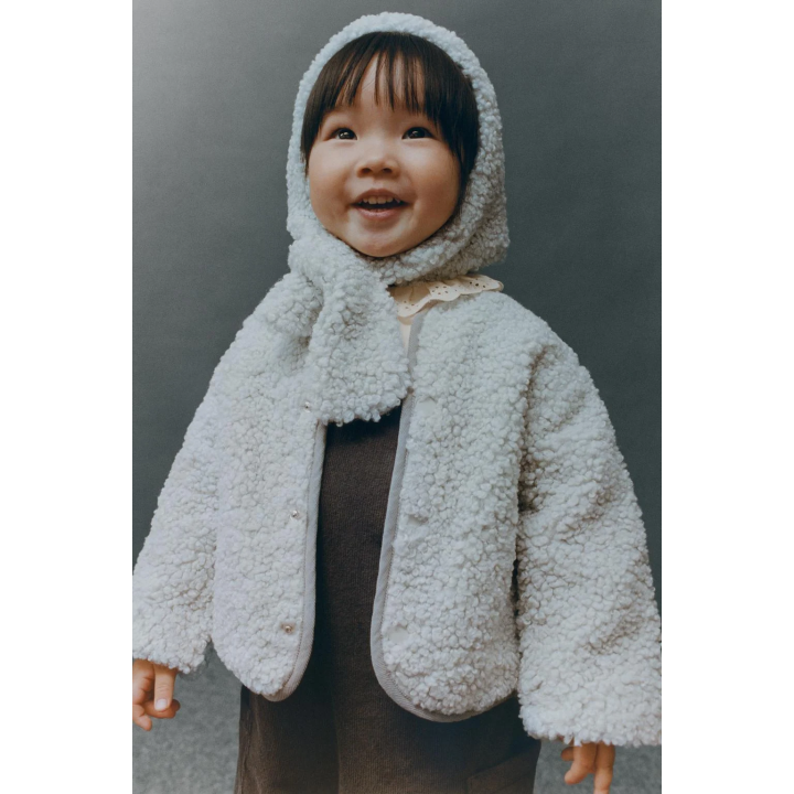 Шапка из искусственного меха с деталью на шее