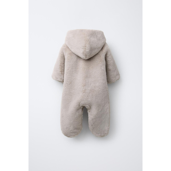 КОМБИНЕЗОН С КАПЮШОНОМ И ЭФФЕКТОМ МЕХА