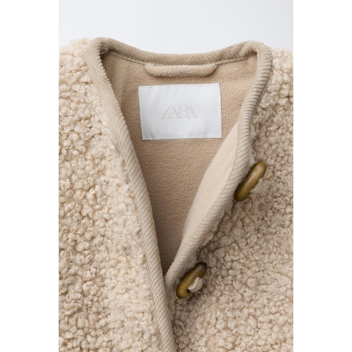 КУРТКА ИЗ ИСКУССТВЕННОЙ ОВЧИНЫ С ЗАСТЕЖКОЙ НА ПУГОВИЦЫ