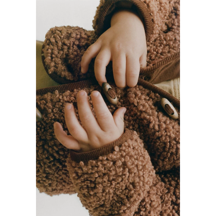 КУРТКА ИЗ ИСКУССТВЕННОЙ ОВЧИНЫ С НАВЕСНЫМИ ПЕТЛЯМИ