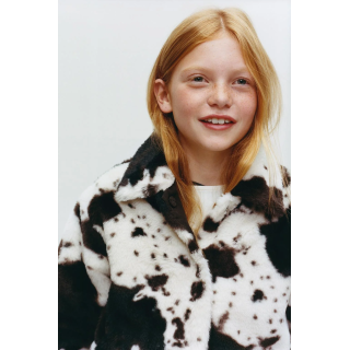 КУРТКА ИЗ ИСКУССТВЕННОГО МЕХА С КОРОВЬИМ ПРИНТОМ