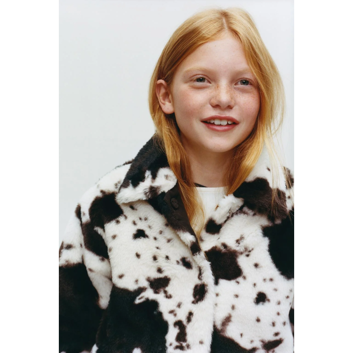 КУРТКА ИЗ ИСКУССТВЕННОГО МЕХА С КОРОВЬИМ ПРИНТОМ