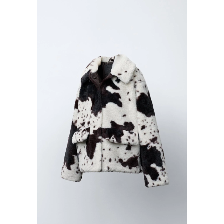 КУРТКА ИЗ ИСКУССТВЕННОГО МЕХА С КОРОВЬИМ ПРИНТОМ