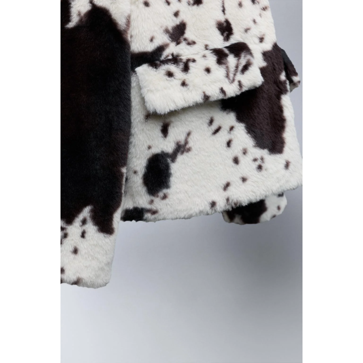 КУРТКА ИЗ ИСКУССТВЕННОГО МЕХА С КОРОВЬИМ ПРИНТОМ