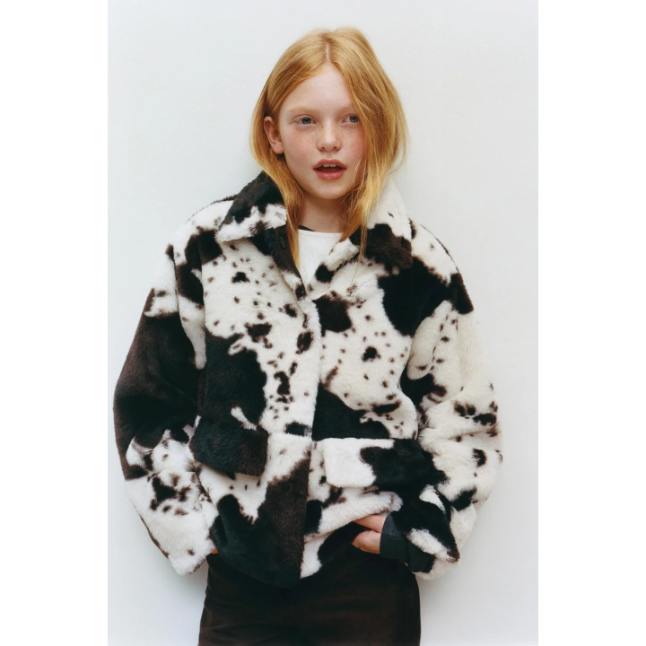 КУРТКА ИЗ ИСКУССТВЕННОГО МЕХА С КОРОВЬИМ ПРИНТОМ