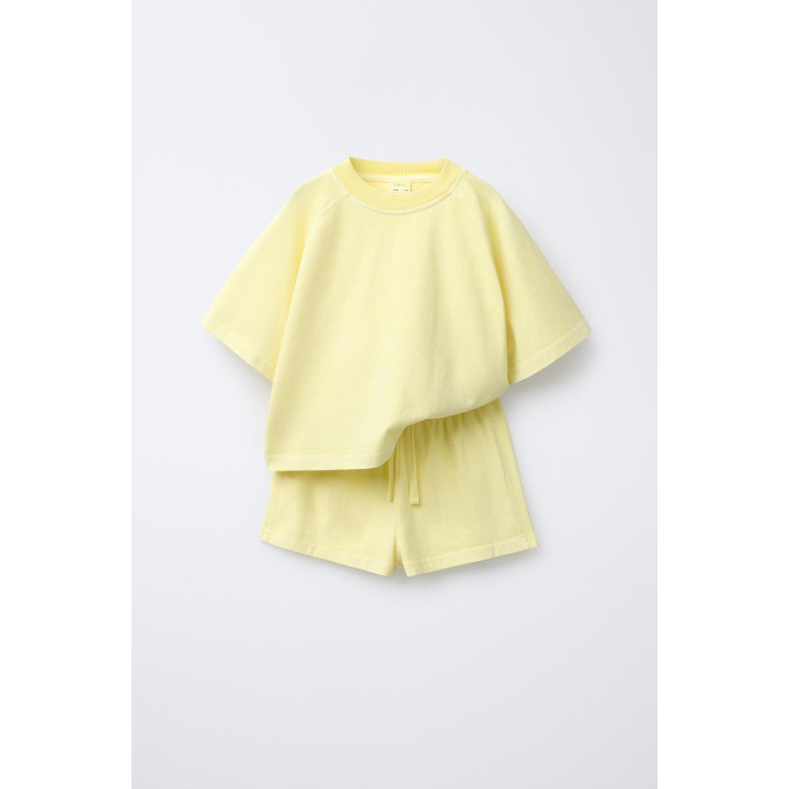 КОМПЛЕКТ ИЗ ФУТБОЛКИ И ШОРТОВ, ОКРАШЕННЫЙ В ГОТОВОМ ВИДЕ