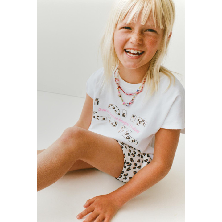 КОМПЛЕКТ ИЗ УКОРОЧЕННОЙ ФУТБОЛКИ И ШОРТ С ПРИНТОМ