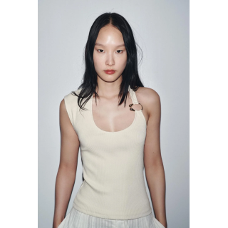 RIBBED TOP WITH METAL DETAIL