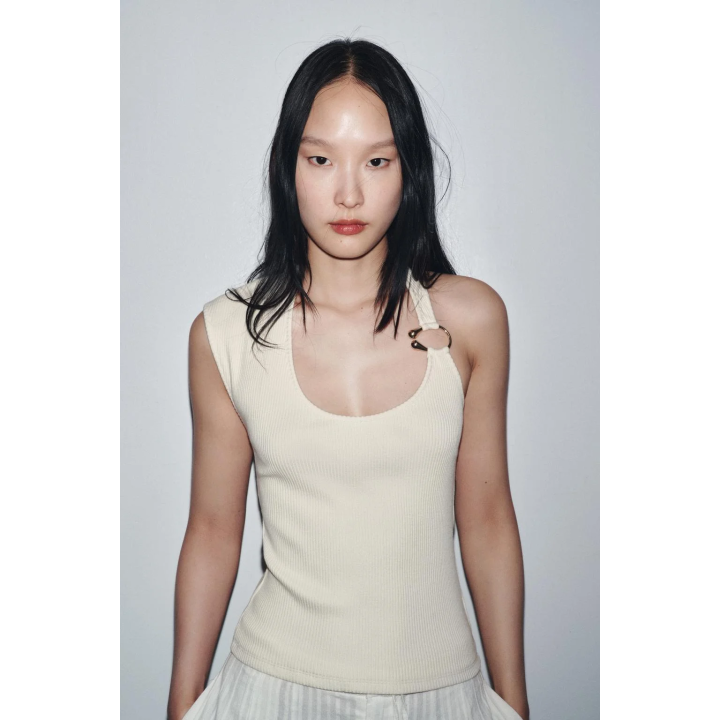 RIBBED TOP WITH METAL DETAIL