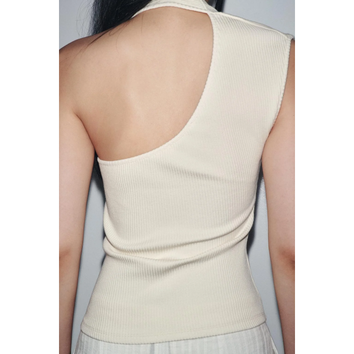 RIBBED TOP WITH METAL DETAIL