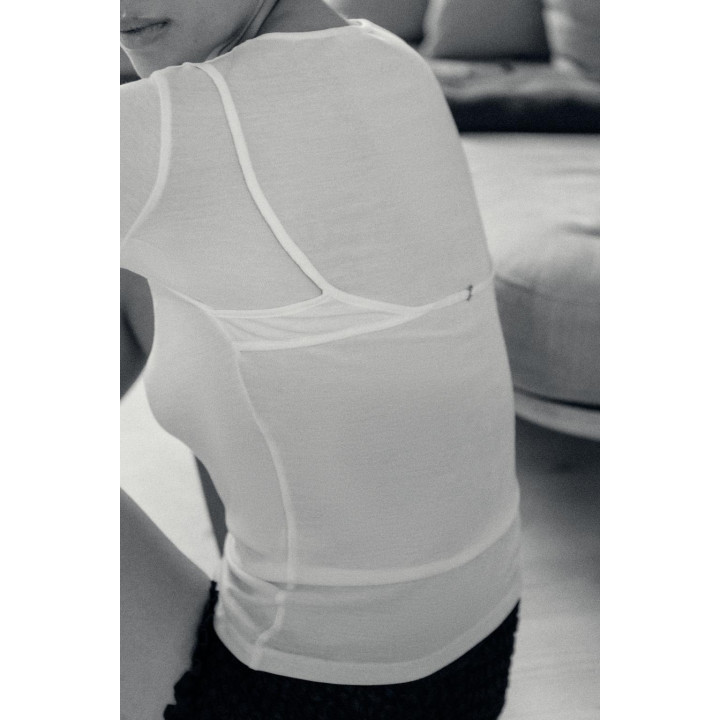 ФУТБОЛКА ИЗ ЛИОЦЕЛЛА С ДЕТАЛЬЮ НА СПИНКЕ