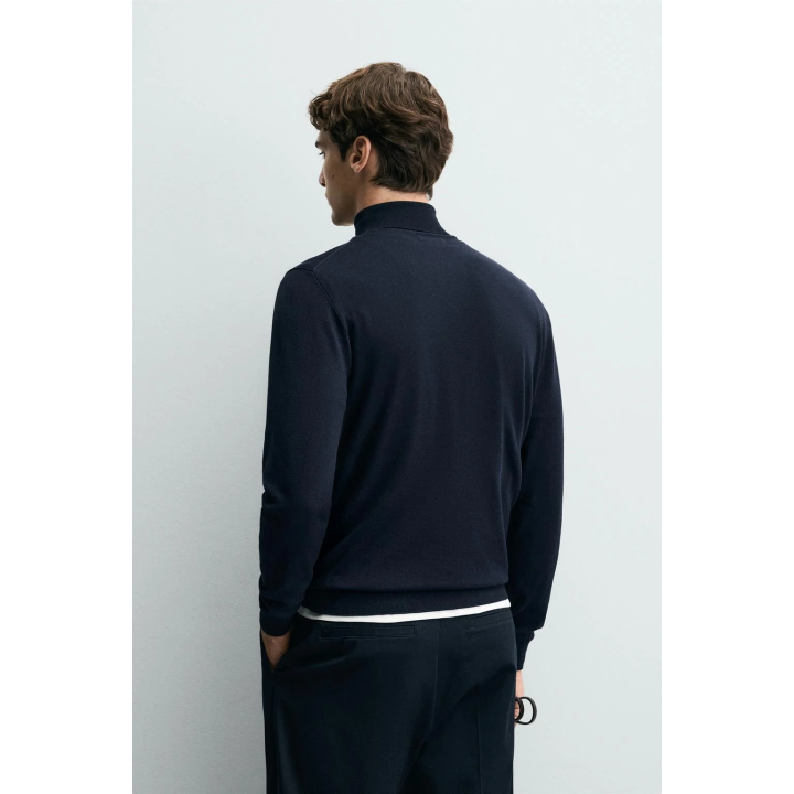 Основной свитер с высоким воротником