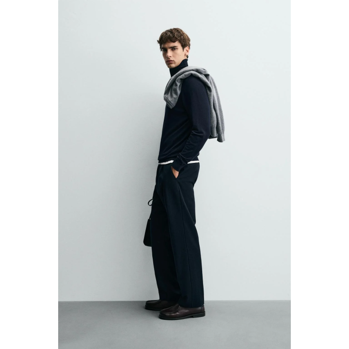 Основной свитер с высоким воротником