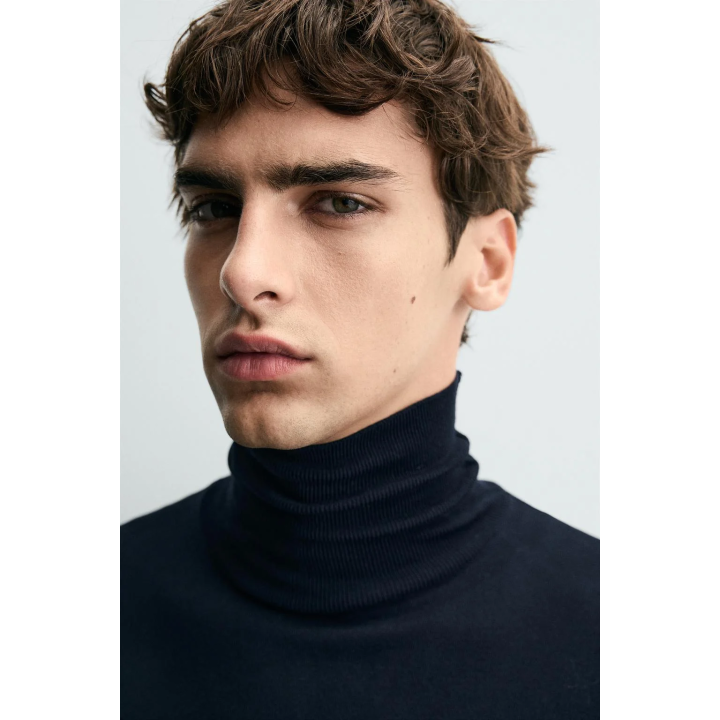 Основной свитер с высоким воротником