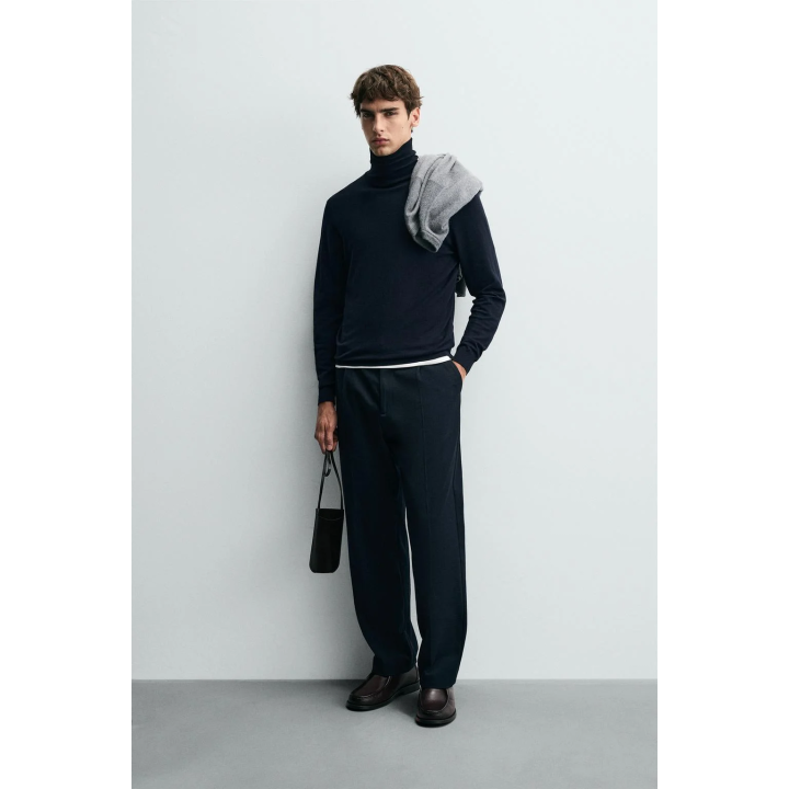 Основной свитер с высоким воротником