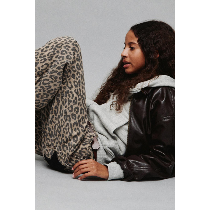 Джинсы широкие с животным принтом и звездами