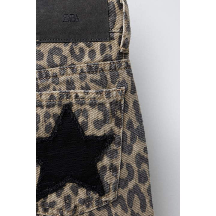 Джинсы широкие с животным принтом и звездами