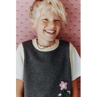 Вязаный жилет с цветочной вышивкой