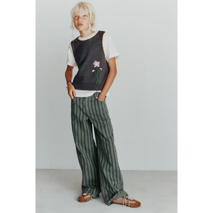 Вязаный жилет с цветочной вышивкой