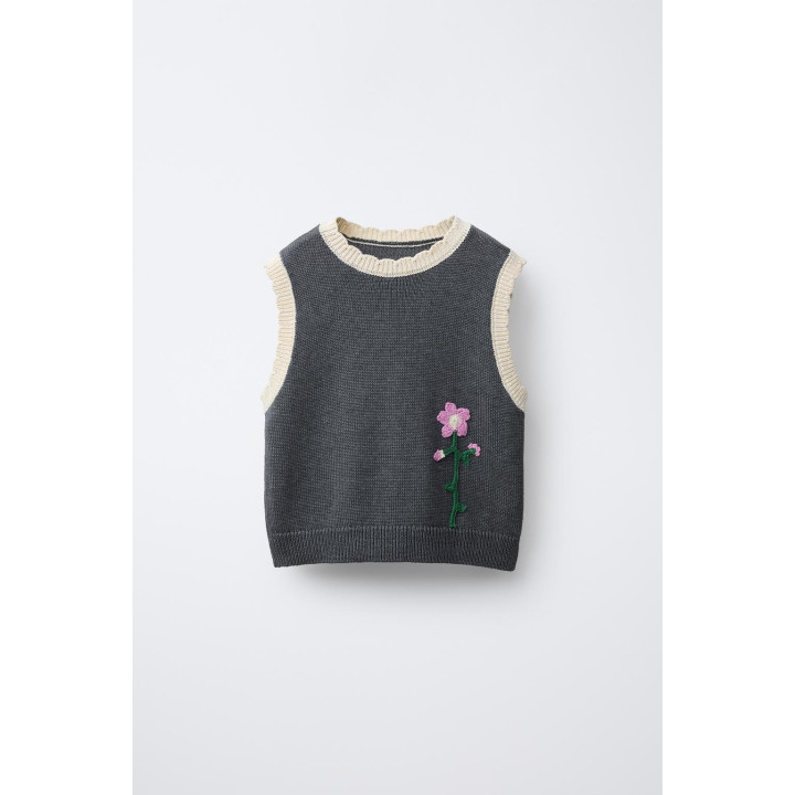 Вязаный жилет с цветочной вышивкой