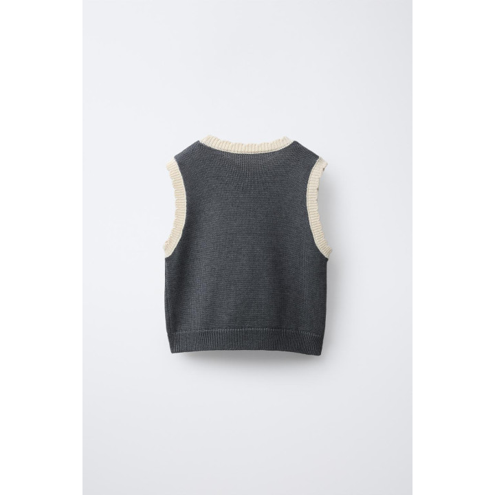 Вязаный жилет с цветочной вышивкой