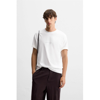 ФУТБОЛКА С КОНТРАСТНОЙ НАШИВКОЙ