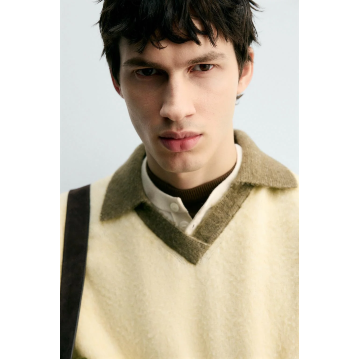 ПОЛО ИЗ ТРИКОТАЖА С КОНТРАСТНЫМИ ЭЛЕМЕНТАМИ И ШЕРСТЬЮ