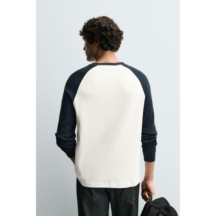 Футболка с цветовыми блоками и текстурой в виде квадратов