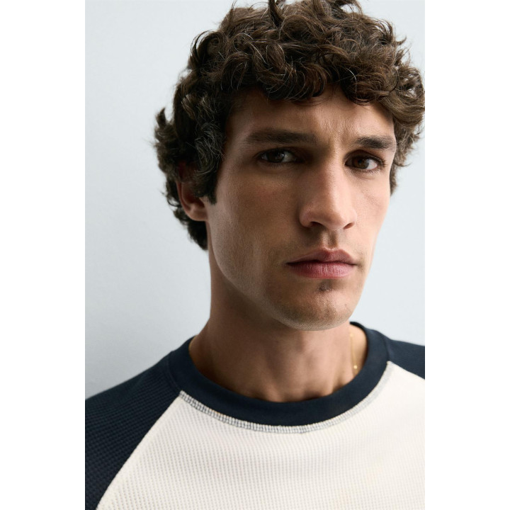 Футболка с цветовыми блоками и текстурой в виде квадратов