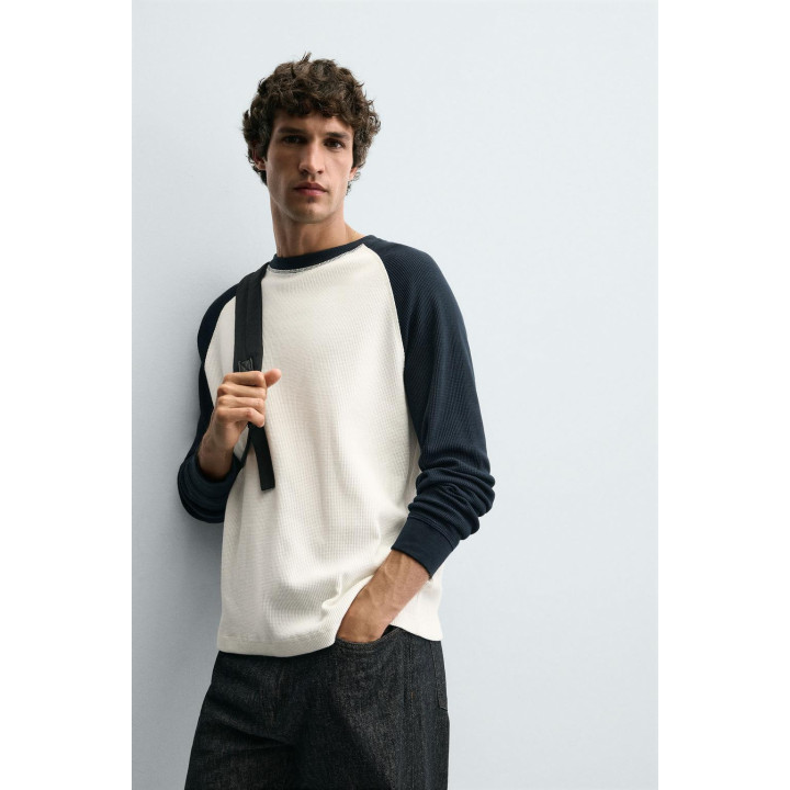 Футболка с цветовыми блоками и текстурой в виде квадратов