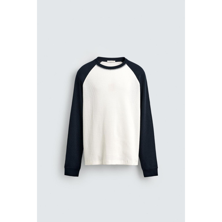 Футболка с цветовыми блоками и текстурой в виде квадратов