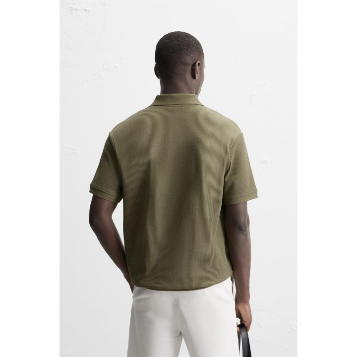 ПОЛО С ВЕРТИКАЛЬНЫМ РЕЛЬЕФНЫМ УЗОРОМ