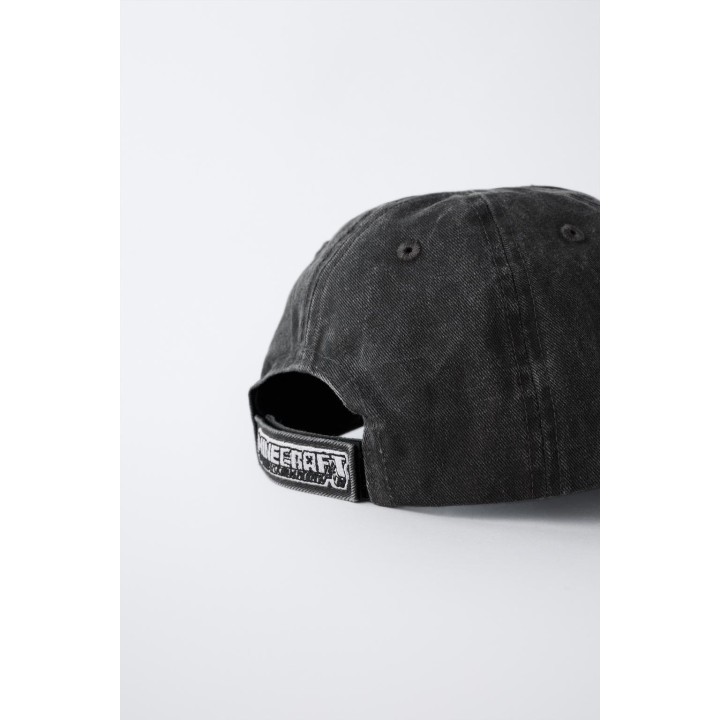 КЕПКА С ЭФФЕКТОМ ПОТЕРТОСТИ И ВЫШИВКОЙ MINECRAFT © MOJANG AB. ™