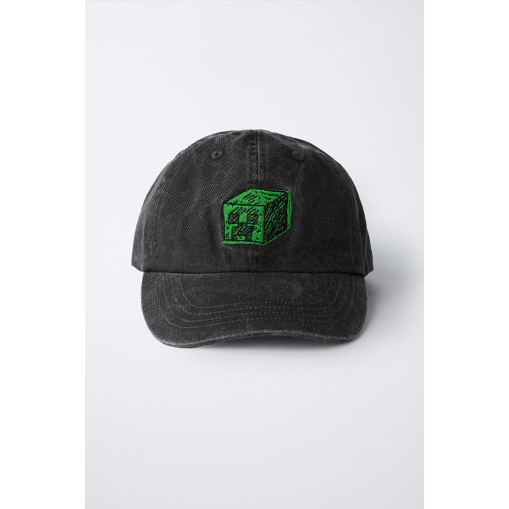 КЕПКА С ЭФФЕКТОМ ПОТЕРТОСТИ И ВЫШИВКОЙ MINECRAFT © MOJANG AB. ™