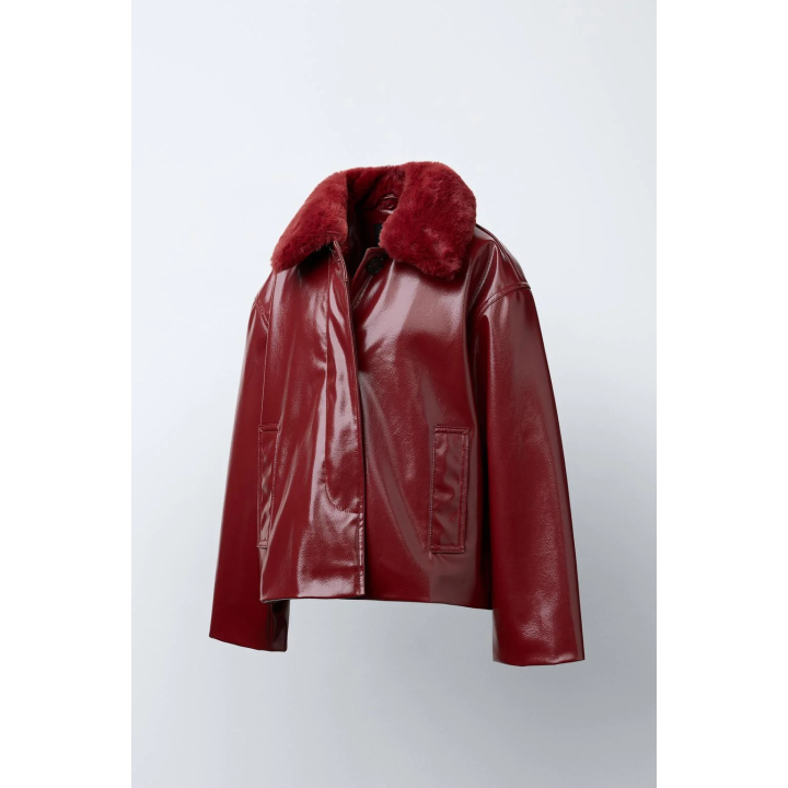 КУРТКА ИЗ ЛАКИРОВАННОЙ ТКАНИ СО СЪЕМНЫМ ВОРОТНИКОМ