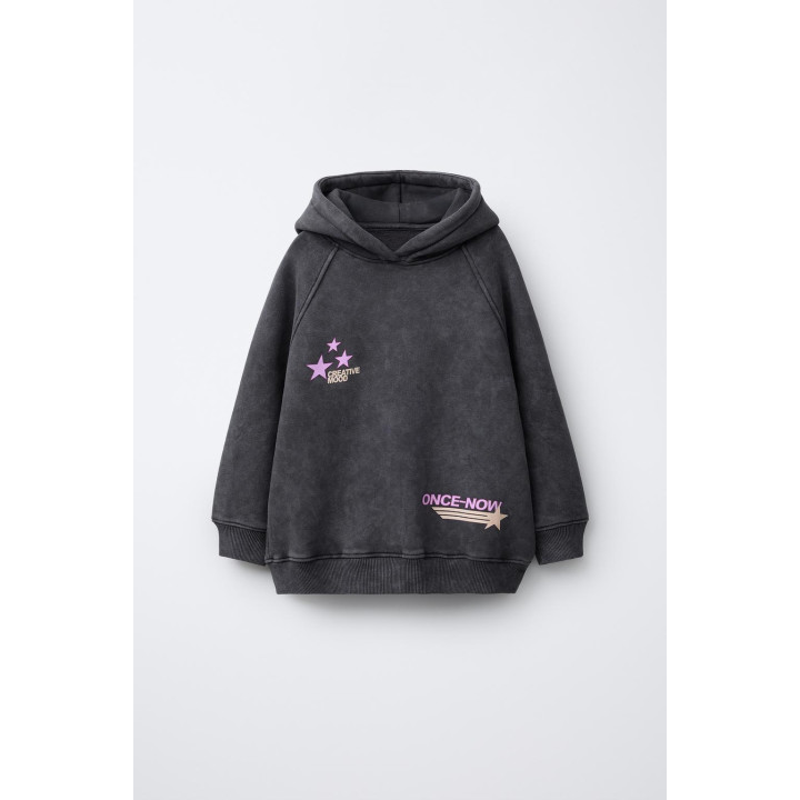 ТОЛСТОВКА С ЭФФЕКТОМ ПОТЕРТОСТИ С КАПЮШОНОМ И ТЕКСТОМ