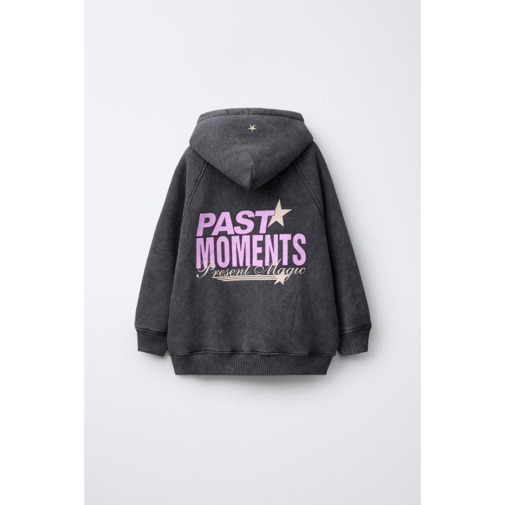 ТОЛСТОВКА С ЭФФЕКТОМ ПОТЕРТОСТИ С КАПЮШОНОМ И ТЕКСТОМ