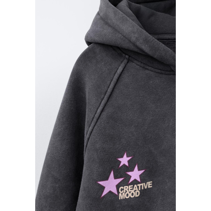 ТОЛСТОВКА С ЭФФЕКТОМ ПОТЕРТОСТИ С КАПЮШОНОМ И ТЕКСТОМ