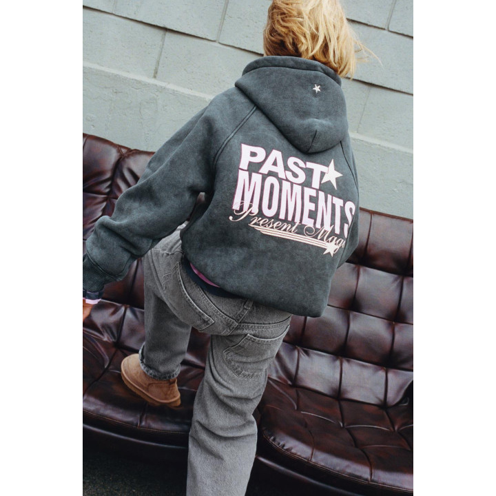 ТОЛСТОВКА С ЭФФЕКТОМ ПОТЕРТОСТИ С КАПЮШОНОМ И ТЕКСТОМ