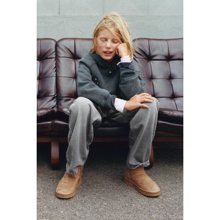 ТОЛСТОВКА С ЭФФЕКТОМ ПОТЕРТОСТИ С КАПЮШОНОМ И ТЕКСТОМ