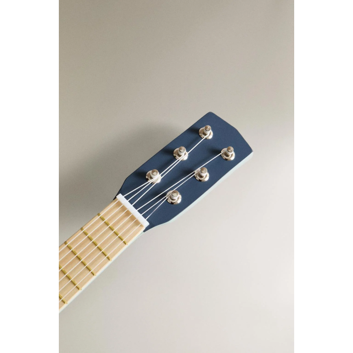 Детская игрушечная гитара