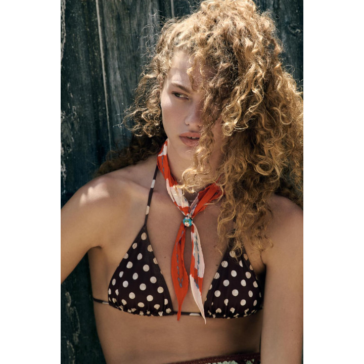 БАНДАНА С ПРИНТОМ И ДЕКОРОМ В ВИДЕ ЦВЕТКА ВИШНИ