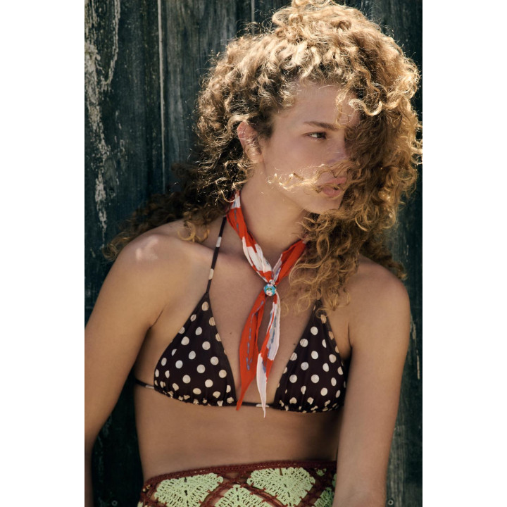 БАНДАНА С ПРИНТОМ И ДЕКОРОМ В ВИДЕ ЦВЕТКА ВИШНИ